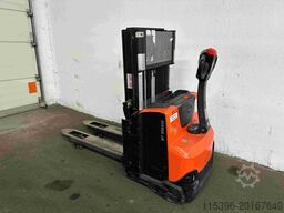 Toyota SWE 200 D - mit INITIALHUB ! - nur 149 Stunden !!