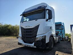 IVECO 490 S-Way mit kleinem Unfallschaden, Retarder