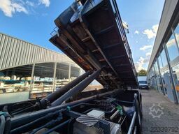 Mercedes-Benz Actros 3241 8X4 Containersysteem/ 20T HMF crane...