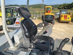 Takeuchi TB225 with 3 buckets and hammer
