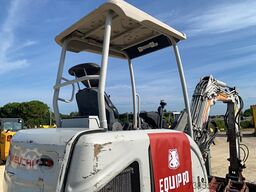 Takeuchi TB225 with 3 buckets and hammer