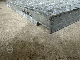 Gesamttiefe: 1.113 mm / Gesamtbreite: 885mm / MW: 68 x 33 mm / GR-155