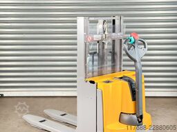 Jungheinrich EJD 220 - nur 1323 Std. - Service Neu-Batterie 90%