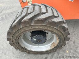 JLG 800AJ