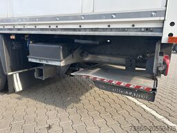 Schmitz Cargobull SCB S3B / Box / Loadlift / 2x Liftas / APK 03-26