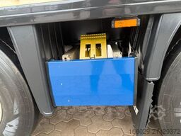 KRONE Planenauflieger mit Staplerhalterung