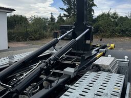 Fuso Canter 9C18 Abrollkipper 67990 Euro