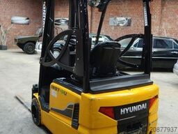 HYUNDAI 18BT-9U  UVV Neu  4,25m Hubh 1680kg Ladegerät