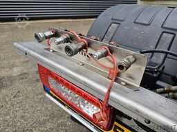 Volvo FMX 460 8x4*4 / HMF Z KRAAN + HYVA LIFT