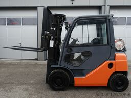 TOYOTA 8FGF 20 Triplex SS + ZH2 Kabine Stapler