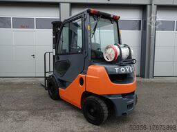 TOYOTA 8FGF 20 Triplex SS + ZH2 Kabine Stapler