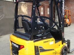 HYUNDAI 18BT-9U  UVV  4,25m Hubh 1680kg Ladegerät
