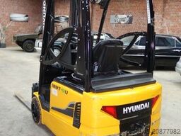 HYUNDAI 18BT-9U UVV 4,25m Hubh 1680kg Ladegerät