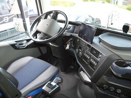 VOLVO FH 460 Globetrotter XL i-Save SideSkirts