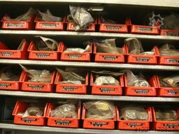 Niederberger mit Ersatzteilen für Werkzeugbau