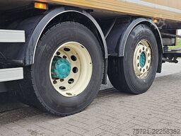 MERCEDES-BENZ ANTOS 2533 6X2 STEERAXLE LIFT