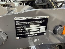 Volvo P6820 Asphaltfertiger mit Verbreiterunge