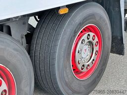 SCHMITZ CARGOBULL SKO 24 THERMO KING SLX 200 ONLY 3645 ENGINE HOUR