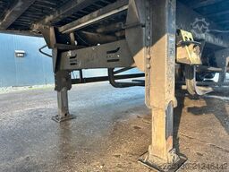 KNAPEN K100 Schubboden mit Liftachse 93m³