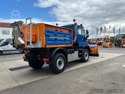 Mercedes-Benz Unimog U 430 Enzianblau mit Streuer und Schneepflug