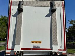 Renault D Oprijwagen, gesloten laadbak.