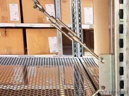 Meta Fachbodenregal mit gelochten Böden