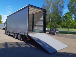 VOLVO 8x2 mit Schwerlast-Ladebordwand Rampe Stapler