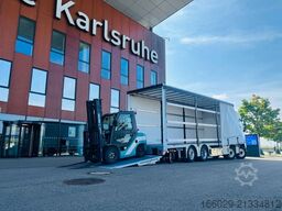 VOLVO 8x2 mit Schwerlast-Ladebordwand Rampe Stapler