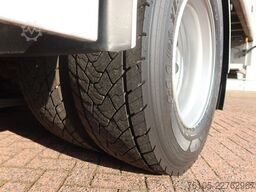 Volvo FM 330 Bakwagen + DHollandia 1500 kg