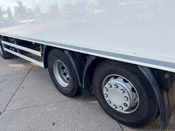 Renault D WIDE 320 6x2/4 / Closed box /  Dhollandia