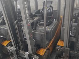 Jungheinrich EFG320 no battery  paket  2 stuck !!!!)