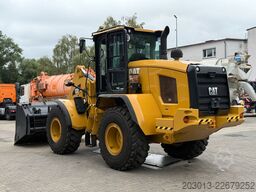 CATERPILLAR 930M Radlader mit Schaufel 2.090 BTH