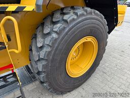 CATERPILLAR 930M Radlader mit Schaufel 2.090 BTH