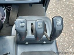 DOOSAN BR16R-7 Elektro Frontstapler mit Ladegerät