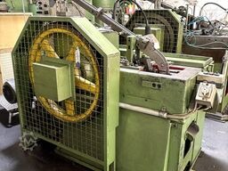 Cold heading machine including vibrating feeder