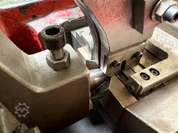 Cold heading machine including vibrating feeder