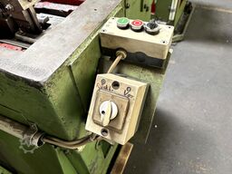 Cold heading machine including vibrating feeder