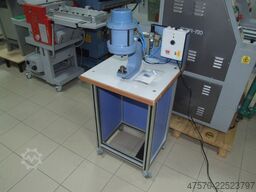 Eyeletting machine for advertising banners