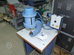 Eyeletting machine for advertising banners