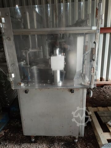 Filling and capping machine 