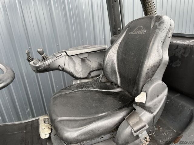 Wózek widłowy z silnikiem wysokoprężnym Linde H50D-02