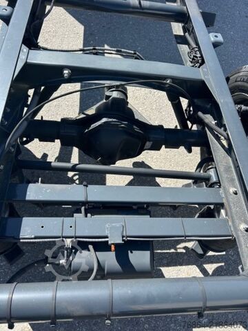 Šasija kombija IVECO DAILY 40 - 180 FAHRGESTELL, E6 OHNE MOTOR/OHNE GETRIEBE