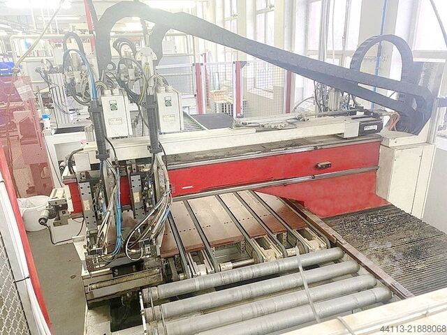 Caurlaides urbšanas līnija (urbšana un ievietošana) PRIESS HORSTMANN BAT-RTW-CNC