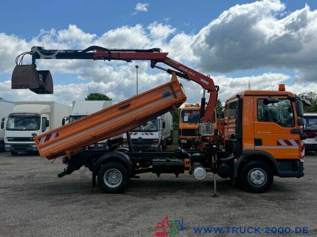 Three-sided tipper truck MAN TGL 12.220 Meiller Atlas Kran 5+6 Steuerk 146TKM