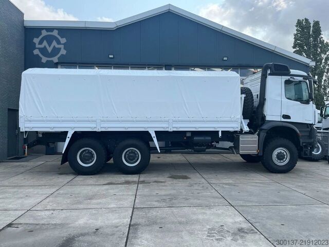 S bočnými plachtami Mercedes-Benz Arocs 3340 A 6x6 Cargo Truck