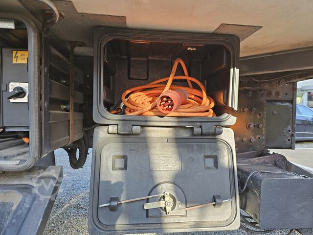 冷蔵ボックス付きローリー VOLVO FM330 6x2 FRIGOBLOCK Multizone Lenk u. L