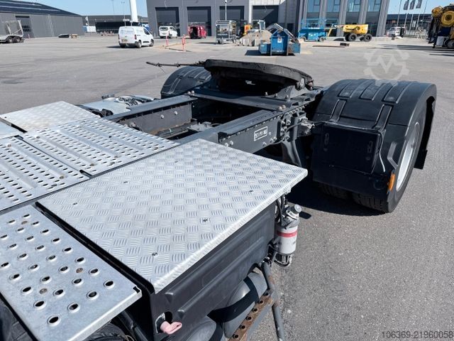 יחידת גרר סטנדרטית RENAULT D Wide 320 DTI 8
