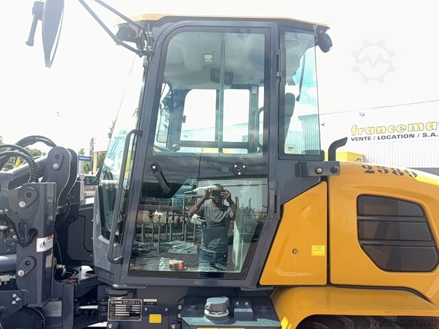  XCMG XC916E with bucket and forks