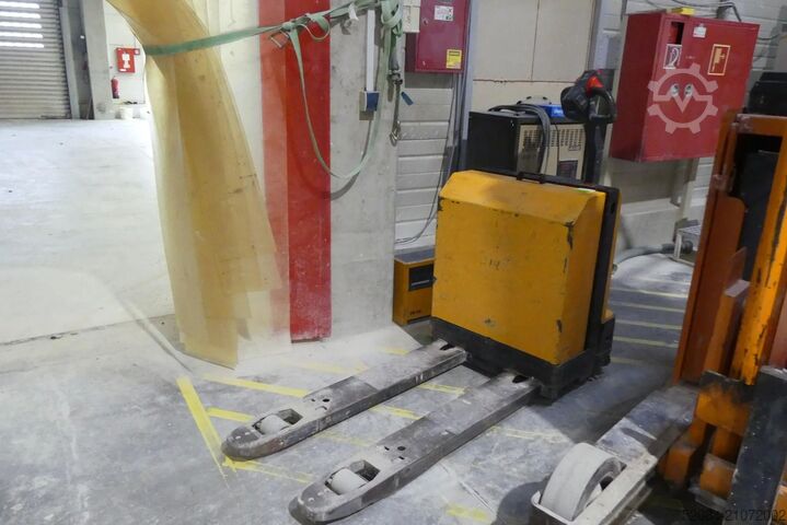 ръчна палетна количка Jungheinrich 