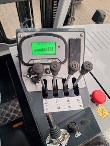 Cargador frontal de cuatro vías Combilift CBE 3000